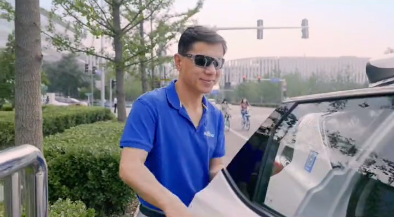 百度李彦宏无人车驾驶,这道路被清场了吧!