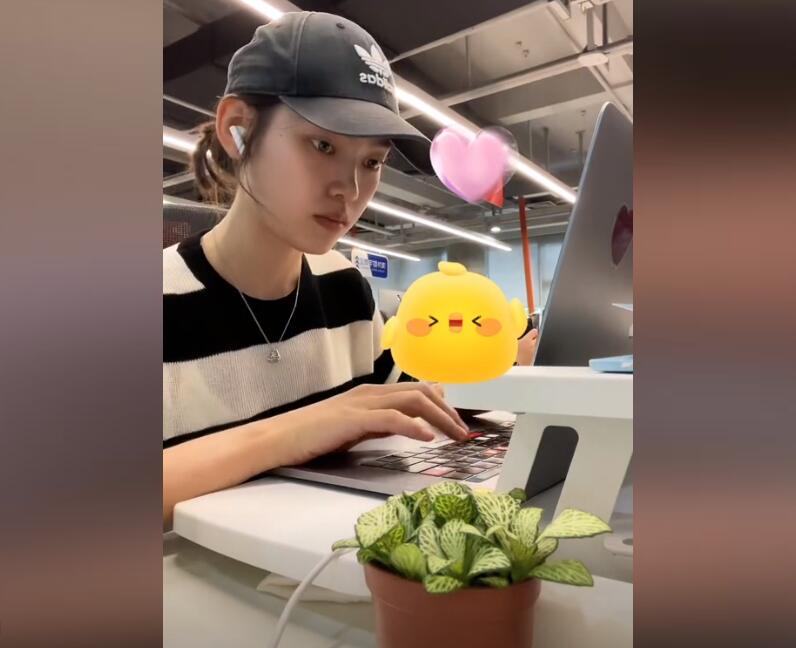 顶级IT公司美女程序员,是怎么潇洒工作的!